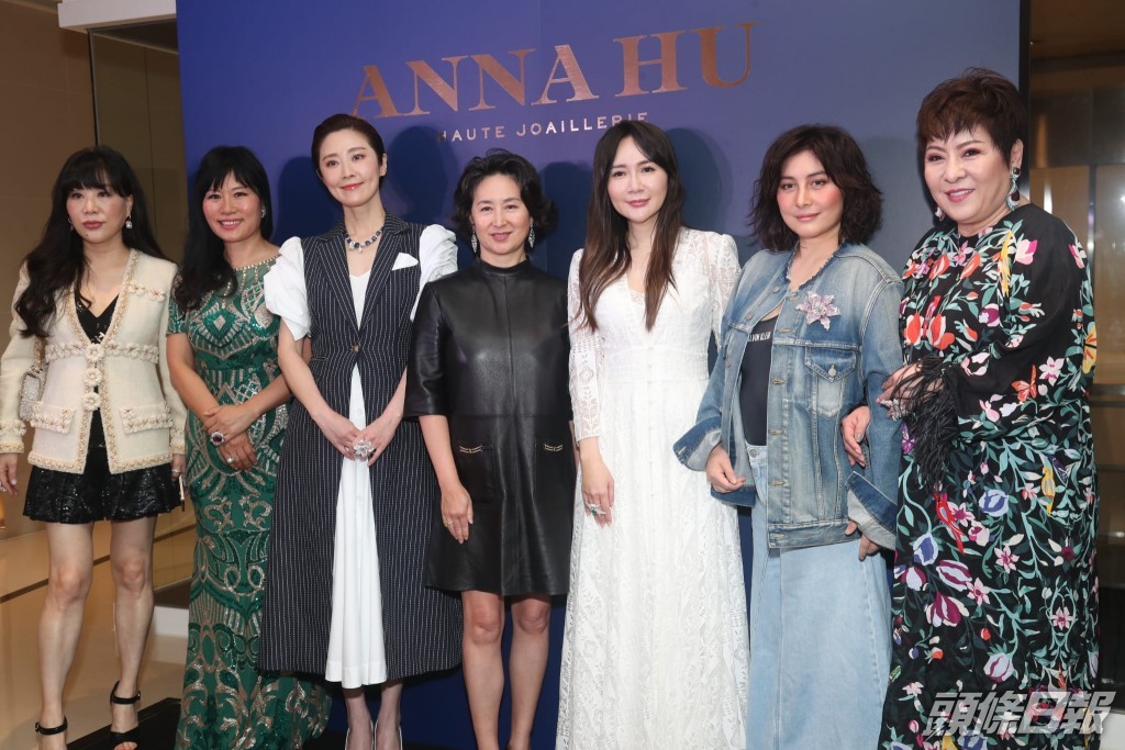 向太（右一）透露兒子會由北京返台陪太太生仔。